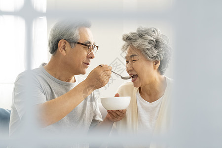 老年人照顾生病的妻子吃饭图片