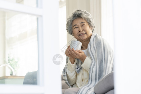 感冒拿着水杯的老年人奶奶图片