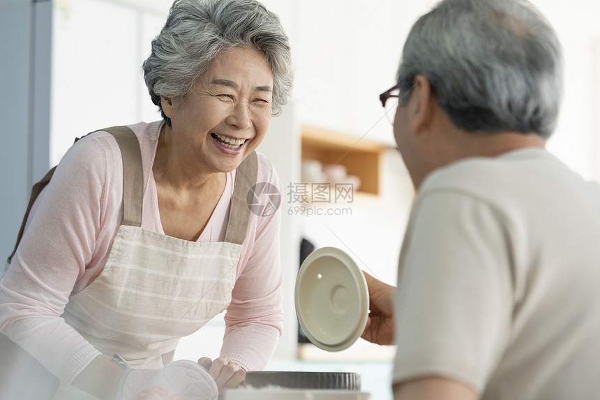 用餐的老年夫妇图片