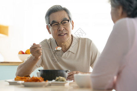 居家用餐的老年人背景图片