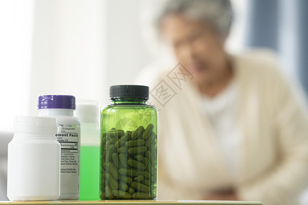 托梅因中毒桌上的药瓶背景