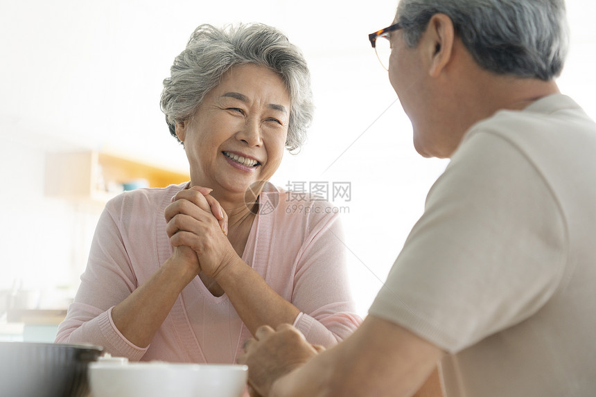 餐桌上聊天愉快的老年夫妇图片
