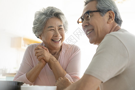 餐桌上聊天愉快的老年夫妇图片