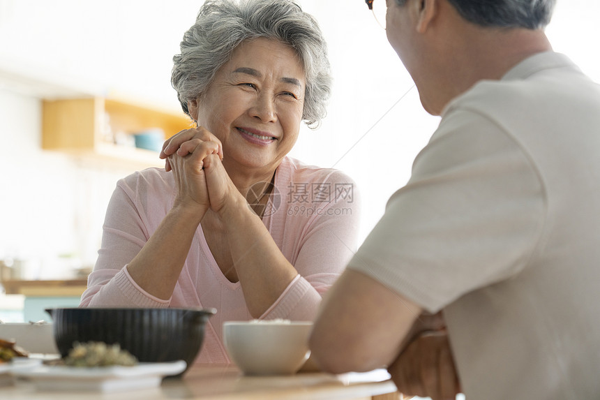 看着老伴微笑的老年女性图片