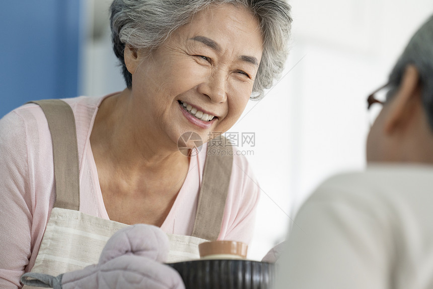 老年夫妻居家互相照看图片