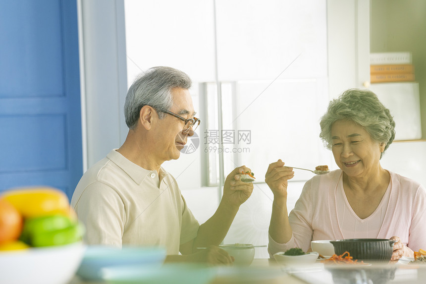 老年夫妻居家互相照看图片