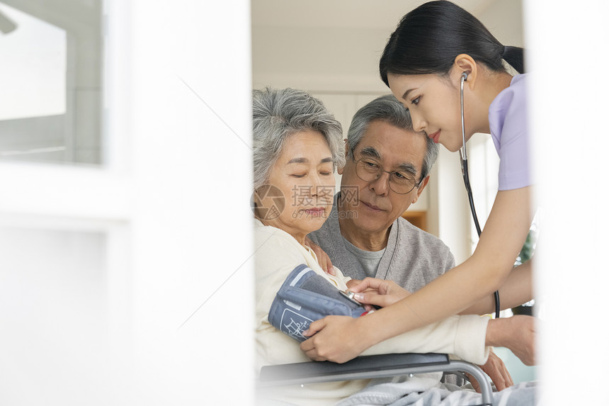 医生上门给老年人测量血压图片