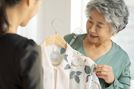 老年夫妻到服装店购买衣服图片