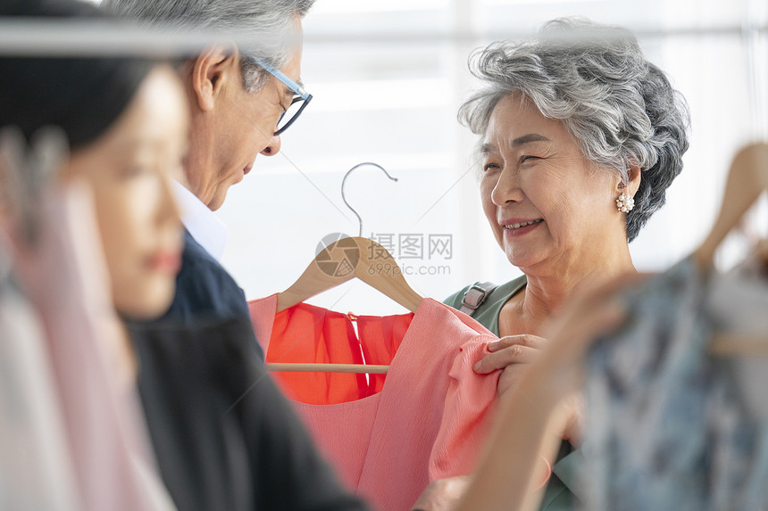 老年夫妻到服装店购买衣服图片