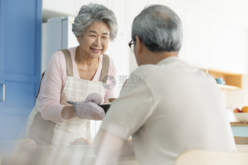 自家出游的老年夫妻图片