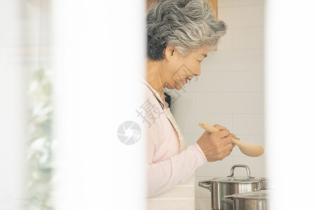 厨房做饭的老年女性图片