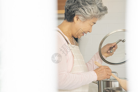 厨房里做饭的老年女性图片