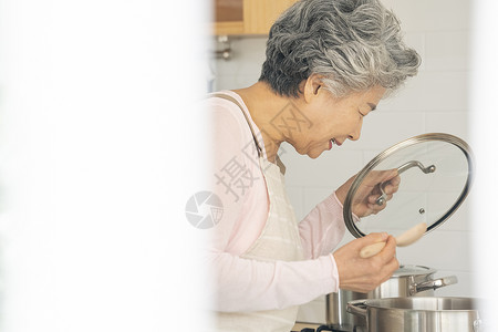 厨房里做饭的老年女性图片