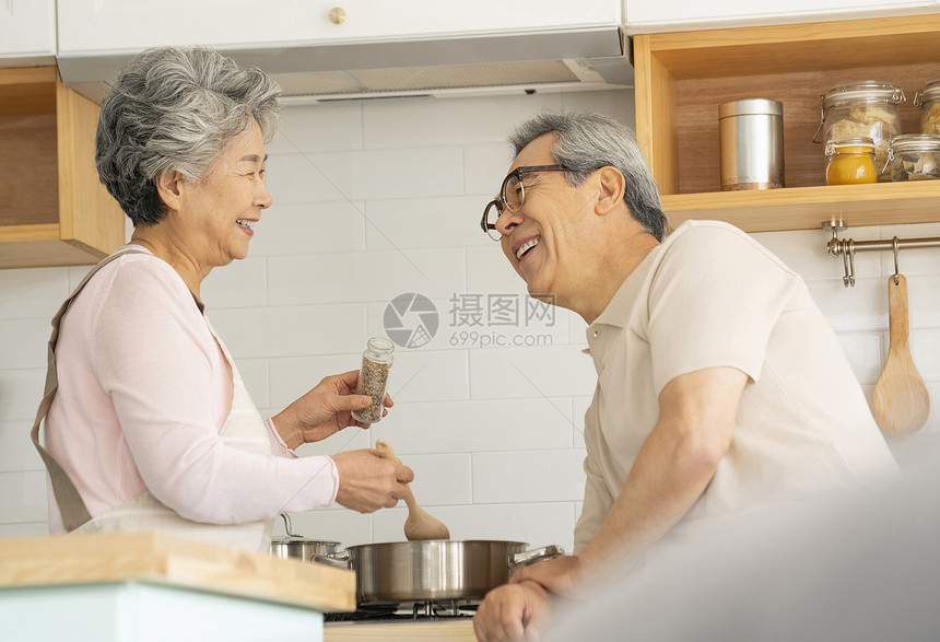 恩爱老年夫妇做饭图片