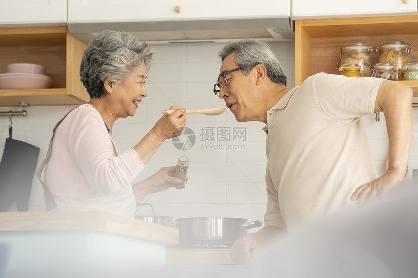 恩爱老年夫妇做饭品尝图片