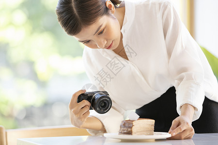 拍摄食物的摄影师特写图片