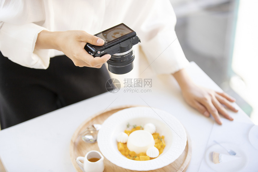 拍摄食物图片的摄影师特写图片