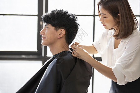 为顾客做发型理发的理发师图片