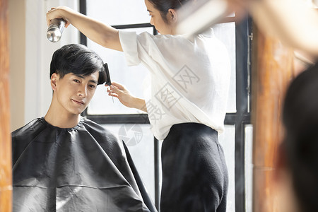 理发店做发型的成年男性图片