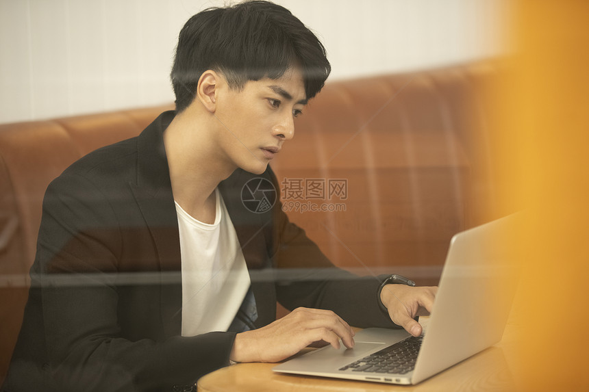 使用笔记本电脑工作的商务男性图片