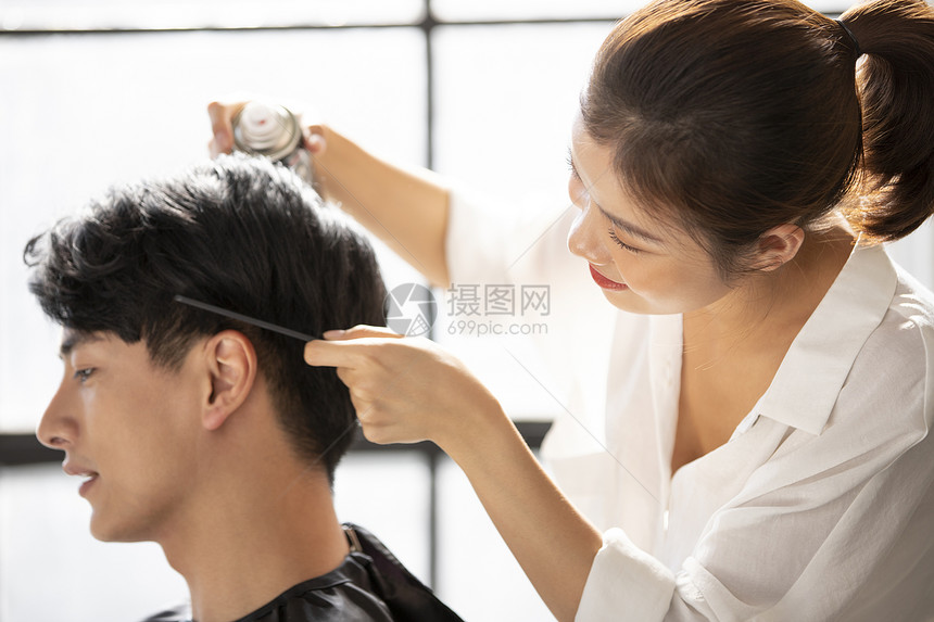 理发师为顾客做发型图片