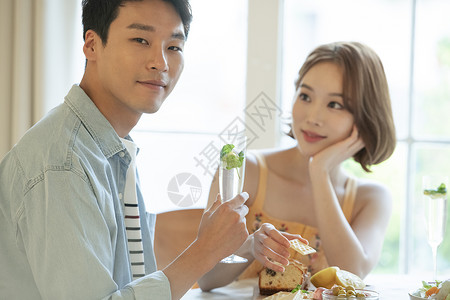 餐厅约会的年轻情侣图片