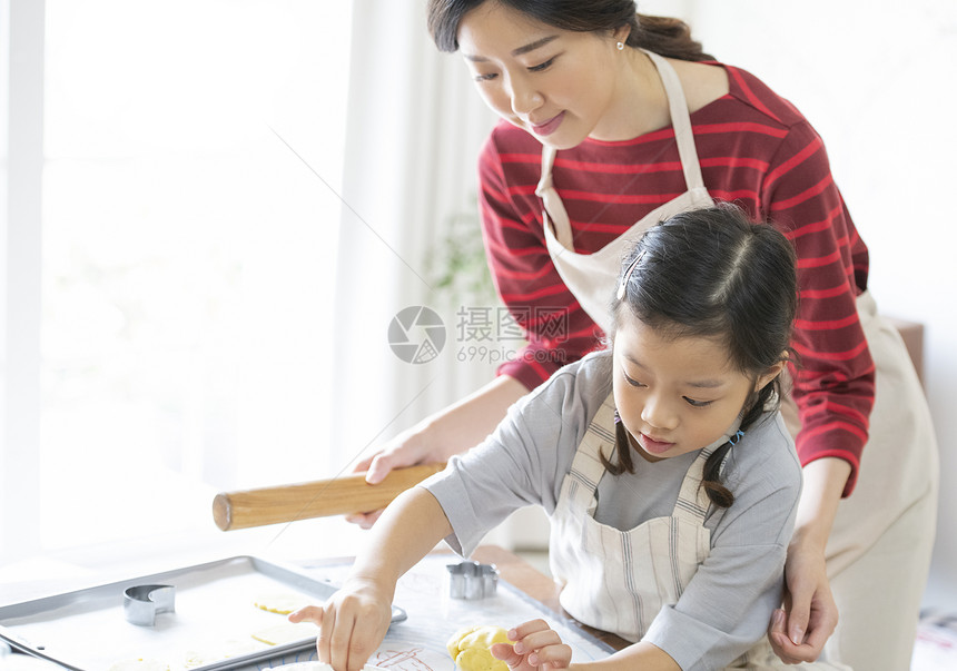 母女俩在厨房制作饼干图片