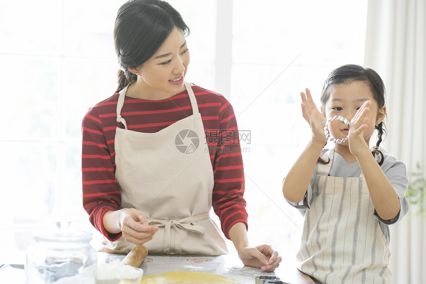 母女俩在厨房制作饼干图片