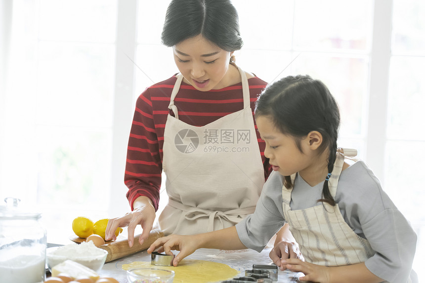 居家厨房制作饼干的母女图片