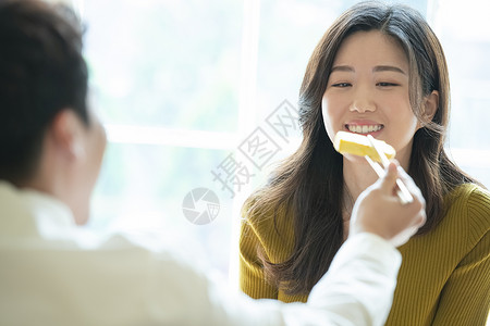 餐厅吃饭用餐的夫妇图片