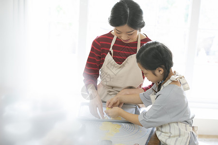 居家厨房制作饼干的母女背景图片