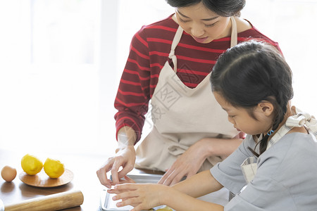 居家厨房制作饼干的母女背景图片