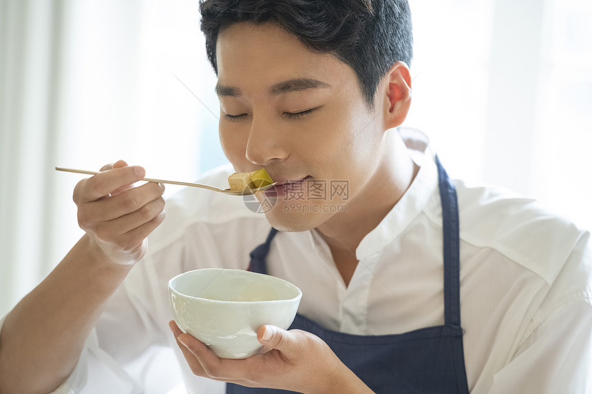 居家烹饪美食的青年厨师图片