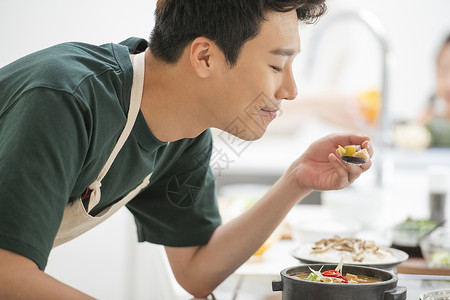 居家烹饪美食的青年厨师图片