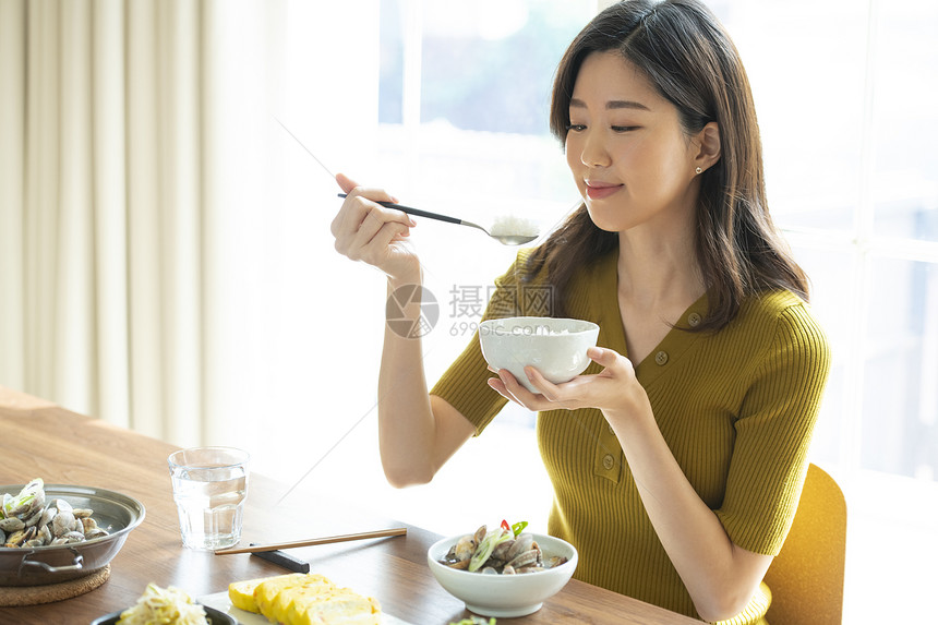 餐厅用餐的年轻女子图片