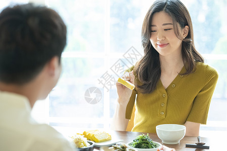 餐厅用餐的年轻夫妇图片