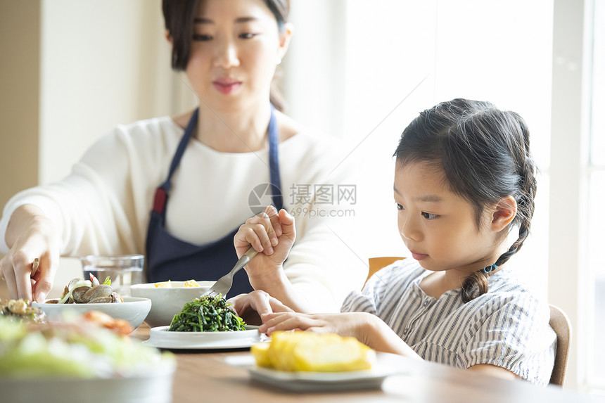 餐桌上用餐的母女图片