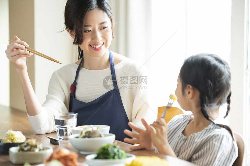 餐桌上用餐的母女图片