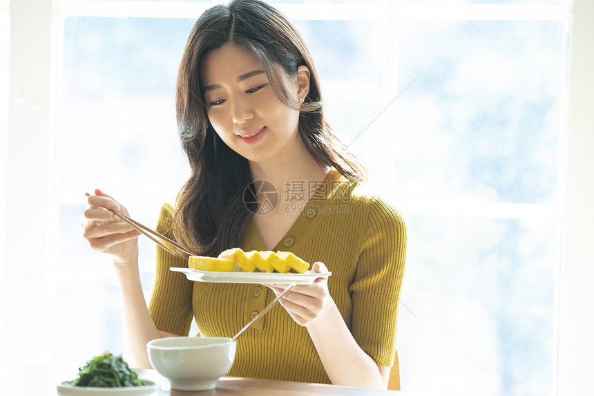 独自用餐的年轻女子图片