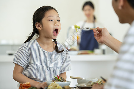 家庭聚餐的一家人图片