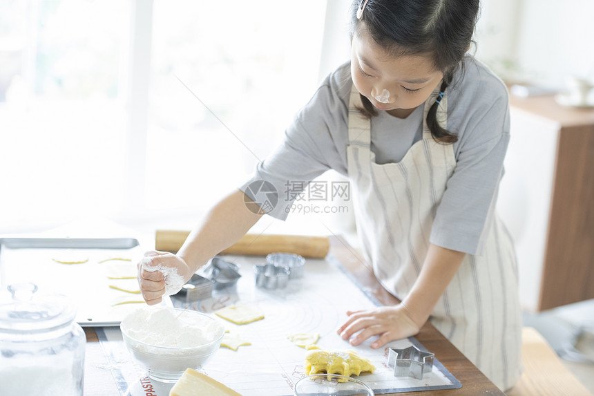 家庭聚餐的一家人图片