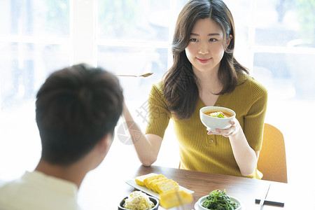 家庭聚餐的一家人图片