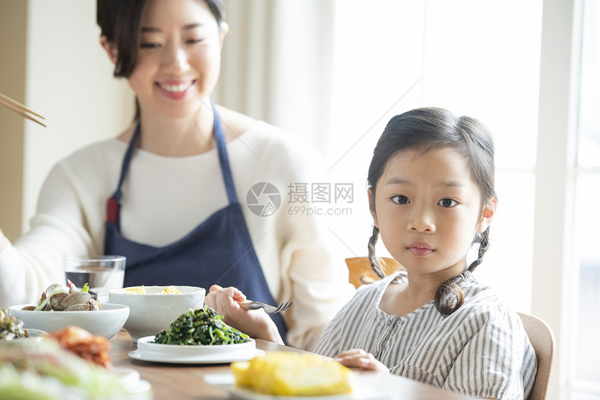 家庭聚餐的一家人图片