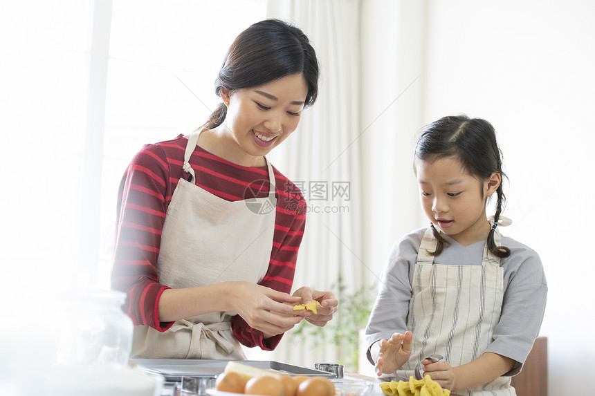 厨房制作烤饼干的母女图片