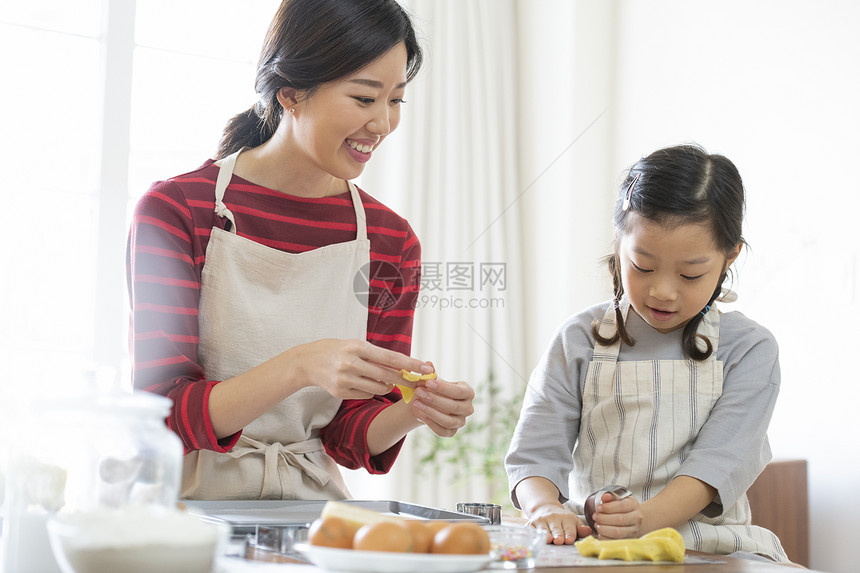 厨房自制烤饼干的母女图片