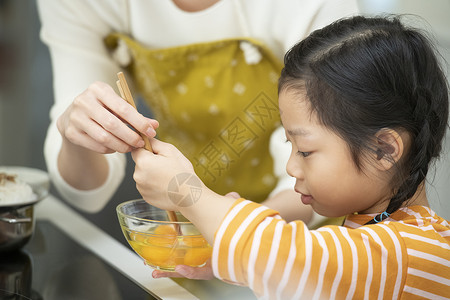 厨房帮助母亲的小女孩图片