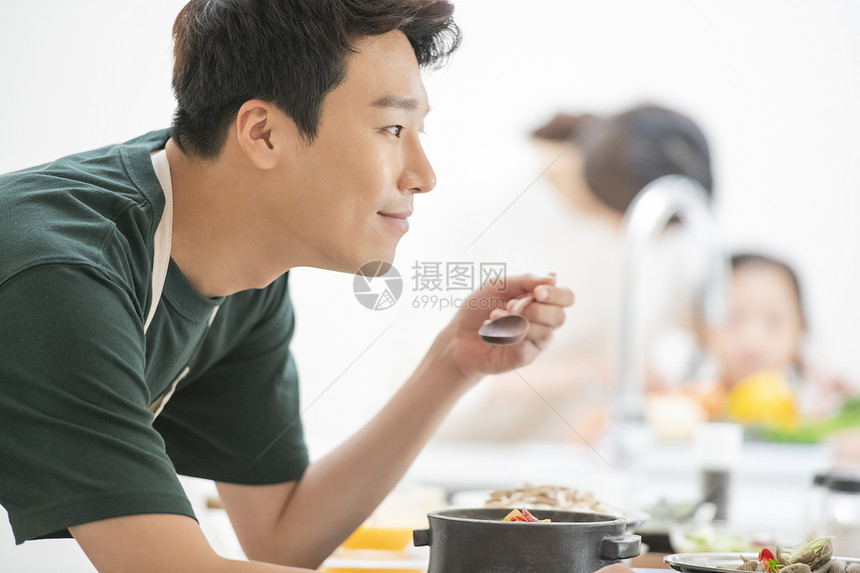 厨房制作料理的成年男子图片