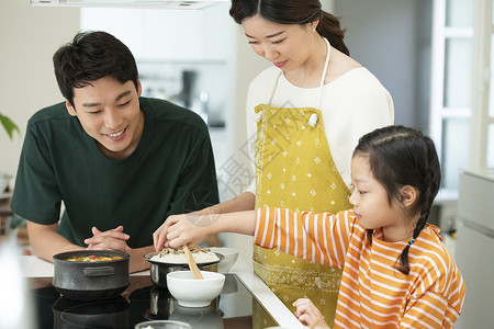 厨房制作美食的一家三口图片