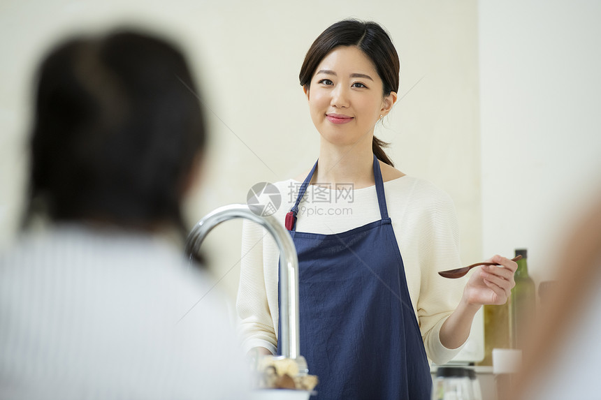 厨房制作料理的成年女子图片