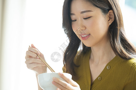 青年女子吃饭用餐图片